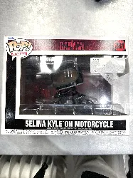 figurine funko! pop - batman - rides deluxe - selina kyle on motorcycle - 15 cm - 281