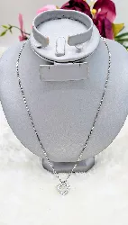 collier or blanc avec un pendentif coeur serti de 15 diamants d'environ 0,60ct au total or 750 millième (18 ct) 5,48g