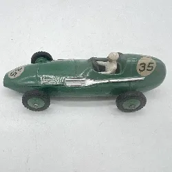 petite voiture dinky toys vanwall 239 avec un personnage