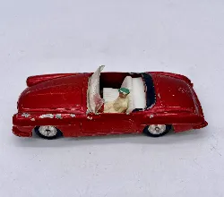 petite voiture soldo mercedes 190 sl 1/43 avec un personnage