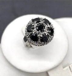 bague argentée ronde avec pierres noires