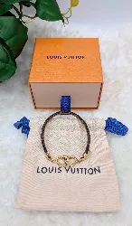 louis vuitton bracelet say yes en toile monogram et cuir centré deux coeurs entrelacés en métal doré