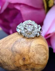 bague centrée d'un diamant en 0,15 carats taille brillant et 12 petits diamants taille rose or 750 millième (18 ct) 3,52g