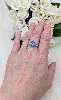 bague ornée d'une topaze bleue facettée épaulée de 6 petits diamants or 750 millième (18 ct) 3,84g