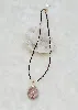 collier billes grenade facettées alternées des perles en métal doré avec un pendentif corail fossile