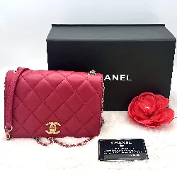 mini sac à rabat chanel en cuir de veau matelassé couleur rose foncée