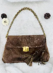 sac prada en cuir marron porté épaule avec une chaîne