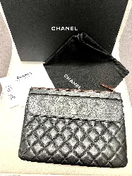 chanel pochette / trousse timeless classique en cuir d'agneur matelassé noir et doublure en tissu bordeaux