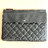 chanel pochette / trousse timeless classique en cuir d'agneur matelassé noir et doublure en tissu bordeaux