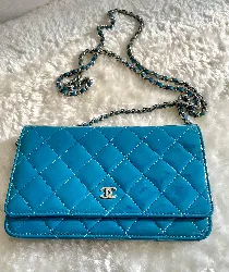 chanel wallet on chain en cuir vernis bleu canard et métal argenté