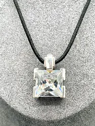 collier cordon avec pendentif orné d'un oxyde argent 925 millième (22 ct) 18,99g