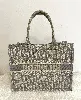 dior book tote en tissu medium broderie oblique blanche et grise dior monogramme