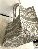 dior book tote en tissu medium broderie oblique blanche et grise dior monogramme