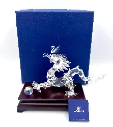 swarovski dragon du zodiaque sur support en bois - 238202 fables et contes - 15 cm