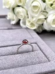 bague pandora solitaire ornée d'une pierre rouge argent 925 millième (22 ct) 1,64g