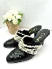 chanel paire de mules/sandales en cuir noir à talons 10cm ornée de multi chaînes de perles synthétiques blanches