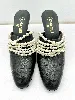 chanel paire de mules/sandales en cuir noir à talons 10cm ornée de multi chaînes de perles synthétiques blanches