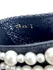 chanel paire de mules/sandales en cuir noir à talons 10cm ornée de multi chaînes de perles synthétiques blanches