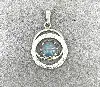 pendentif doule cercles orné d'une pierre bleu argent autre 2,04g