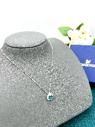 swarovski collier una angelic orné d'un oxyde vert entouré de cristaux