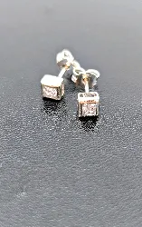 boucles d'oreilles puces en or blanc chacune ornée d'un oxyde carré or 750 millième (18 ct) 1,57g