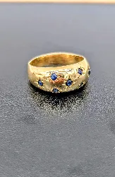 bague bombée en or motifs étoiles chacune sertie d'un saphir or 750 millième (18 ct) 6,16g