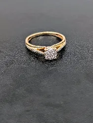 bague 2 ors centrée d'une pastille pavée de diamants épaulé d'une ligne de petits diamants or 375 millième (9 ct) 1,46g