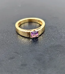 bague or ornée d'une améthyste carrée or 750 millième (18 ct) 4,54g