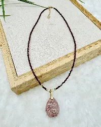 collier billes grenade facettées alternées des perles en métal doré avec un pendentif  corail fossile