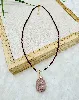 collier billes grenade facettées alternées des perles en métal doré avec un pendentif  corail fossile