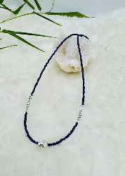 collier billes spinelle bleue facettées avec des perles en métal argenté