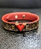 louis vuitton bracelet monogram essential v avec l'intérieur en cuir rouge