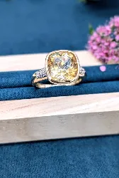 bague ornée d'une citrine carrée facettée épaulée par 4 petits diamants or 750 millième (18 ct) 3,99g