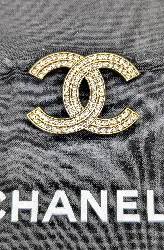 chanel broche cc avec oxydes en métal doré matte