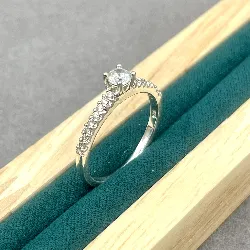 bague solitaire oxyde épaulé d'une ligne d'oxydes argent 925 millième (22 ct) 2,21g