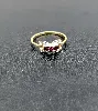 bague de petit doigt centrée de 3 rubis et 4 petits diamants or 750 millième (18 ct) 1,25g