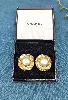 chanel boucles d'oreilles en clips vintage en métal doré chacune centrée d'une demie perle synthétique