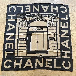 chanel foulard/carré en soie fond beige