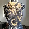 chanel foulard/carré en soie fond beige