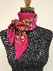 chanel foulard /carré en soie fond fushia