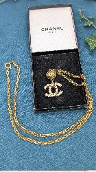 chanel sautoir / collier long vintage en métal  doré avec le pendentif boule et cc orné d'oxydes