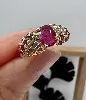 bague rubis et diamants (maques sur la pierre centrale) or 750 millième (18 ct) 3,60g