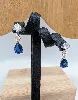 boucles d oreilles pendante chacune ornée d'une pierre bleue forme goutte surmonté d'un oxyde argent autre 2,41g