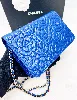 chanel portefeuille en chaîne (woc) en cuir d'agneau grainé motifs camélia bijouterie dorée