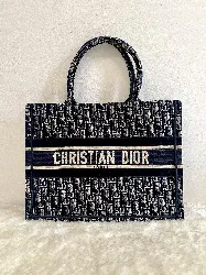 dior sac book tote medium broderie dior oblique écru et bleu