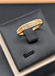 bague chevalière en or sertie d'un diamant d'environ 0,04ct or 750 millième (18 ct) 3,21g
