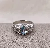 bague argent bombée sertie de pierre bleu et oxydes blancs argent 925 millième (22 ct) 3,08gr