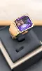 bague chevalière ornée d'une pierre violette rectangulaire or 750 millième (18 ct) 14,96g