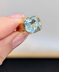 bague ornée d'une topaze taille radiant or 750 millième (18 ct) 4,86g