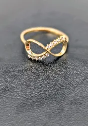 bague infini ornée d'une ligne d'oxydes or 750 millième (18 ct) 1,37g